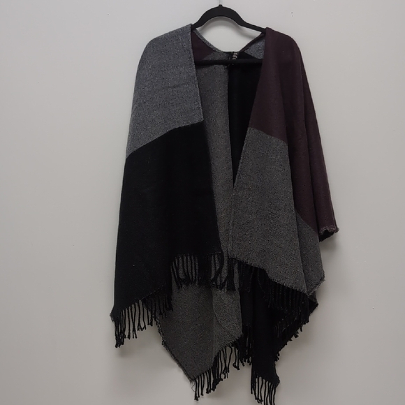 EUC Love & Lore Black, Plum and Gray Poncho. One Size - Picture 1 of 4